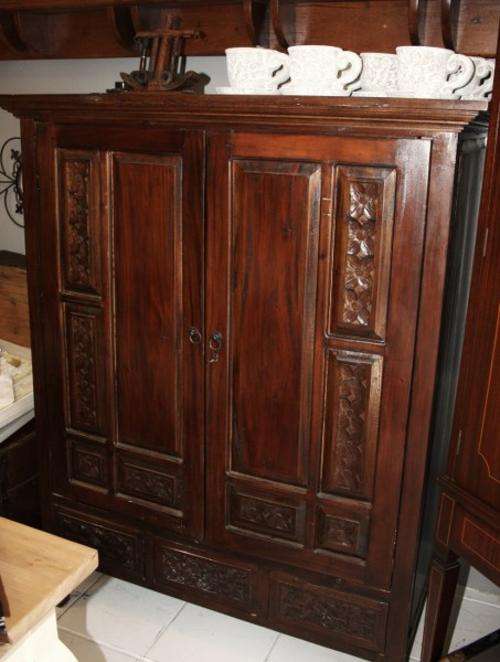 Beautiful Mahogany TV Stand with Carved Detail!