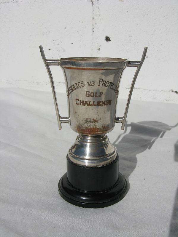 CATHOLICS VS PROTESTANTS GOLF CHALLENGE MINI TROPHY. H 12.3cm.