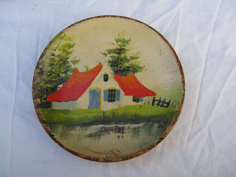MADE IN HOLLAND. HAND PAINTED WALL HANGING. D 12cm.