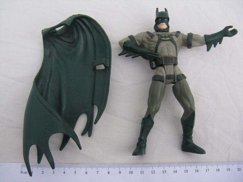 BATMAN ACTION FIGURE. H 13.3cm.