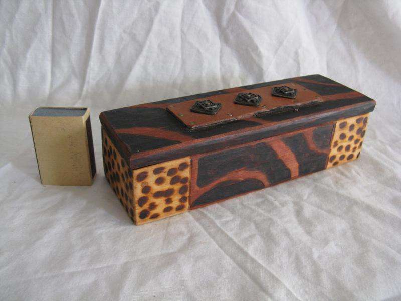 WOODEN TRINKET BOX. L 19cm x W 6.7cm x H 5.5cm.