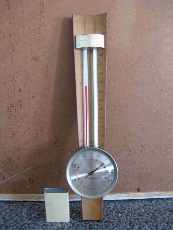 AIRGUIDE INDOOR/OUTDOOR TEMPERATURE & HUMIDITY GAUGE. UNTESTED. SOLD "AS IS".
