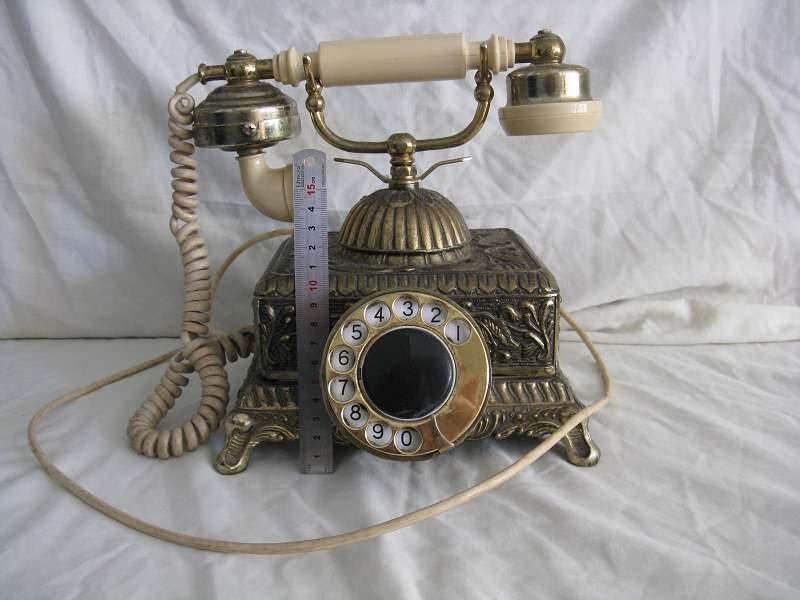 VINTAGE DIAL PHONE. UNTESTED. SOLD "AS IS".