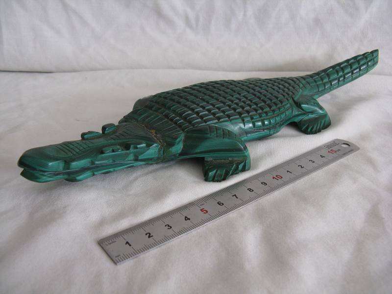 MALACHITE CROCODILE ORNAMENT. WEIGHT=865g. REPAIR TO NECK & TAIL PRESENT AS PICTURED.