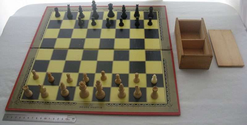 MADE IN ENGLAND HOUSE MARTIN CHESS & DRAUGHTS BOARD & HOUSE MARTIN STAUTON CHESS SET.