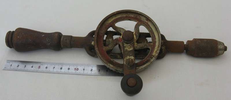POSSIBLY MILLERS FALLS No.5 HAND CRANK DRILL.