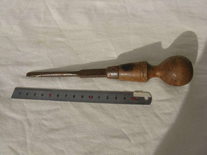 VINTAGE WOOD HANDLE FLAT HEAD SCREWDRIVER.