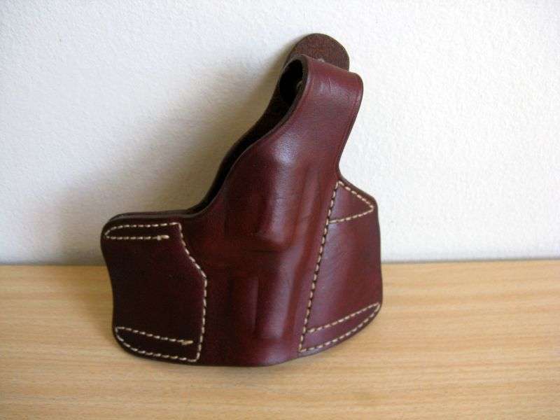 LEATHER GUN HOLSTER.32 R 2".H=17cm x W=16cm.(CR36)