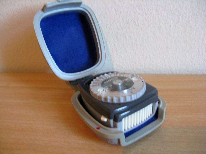 WORKING VINTAGE GOSSEN SIXTINO LIGHT METER.MADE IN WEST GERMANY.L=7cm x W=6cm x H=3cm. (CR6)