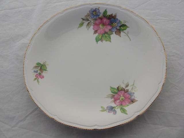 ROYAL SWAN MADE IN ENGLAND PLATE. D 26cm. P&P=R33. (CR3)