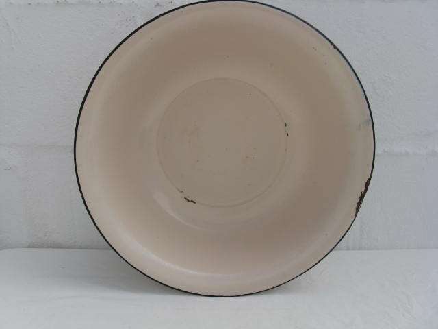 LARGE ENAMEL DISH. D 34cm x H 9cm. P&P=R33. (CR30)