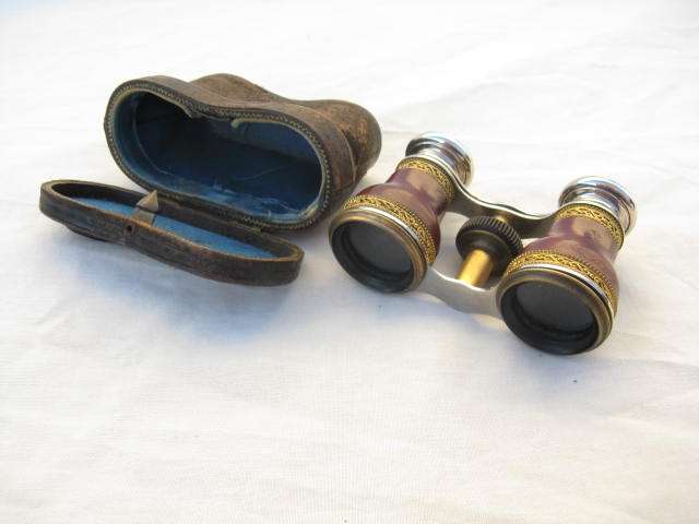 ANTIQUE OPERA GLASSES/BINOCULARS. MECHANISM IN WORKING CONDITION. P&P=R20. (CR43)