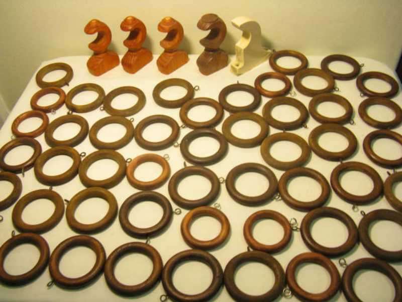 WOODEN CURTAIN RINGS AND HOOKS COMBO. PLEASE NOTE CONDITION. (CR39)
