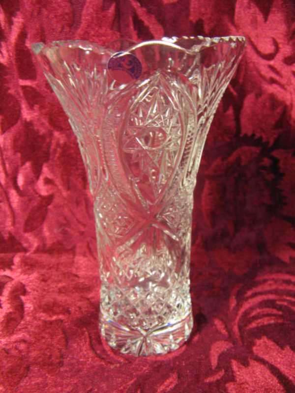 "AS NEW" 24% RUSSIAN CRYSTAL VASE.WILL BE POSTED WITH ORIGINAL BOX. H 21cm x D 12.5cm. (CR15)