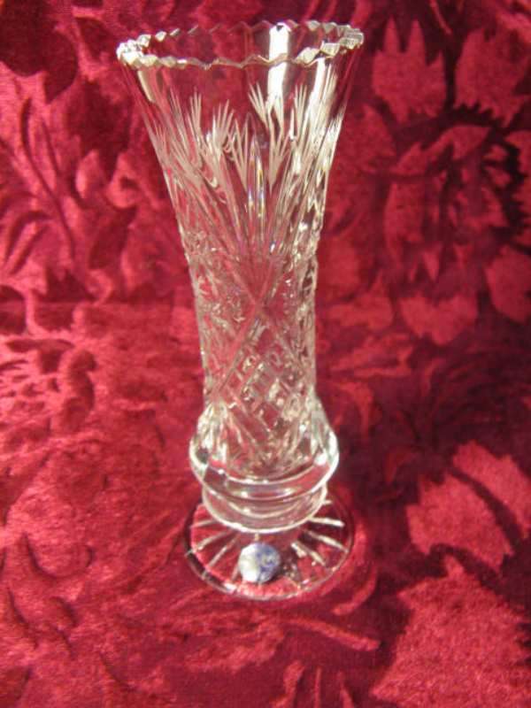 "AS NEW" 24% RUSSIAN CRYSTAL VASE.WILL BE POSTED WITH ORIGINAL BOX. H19.3cm. D ON TOP 6.8cm. (CR15)