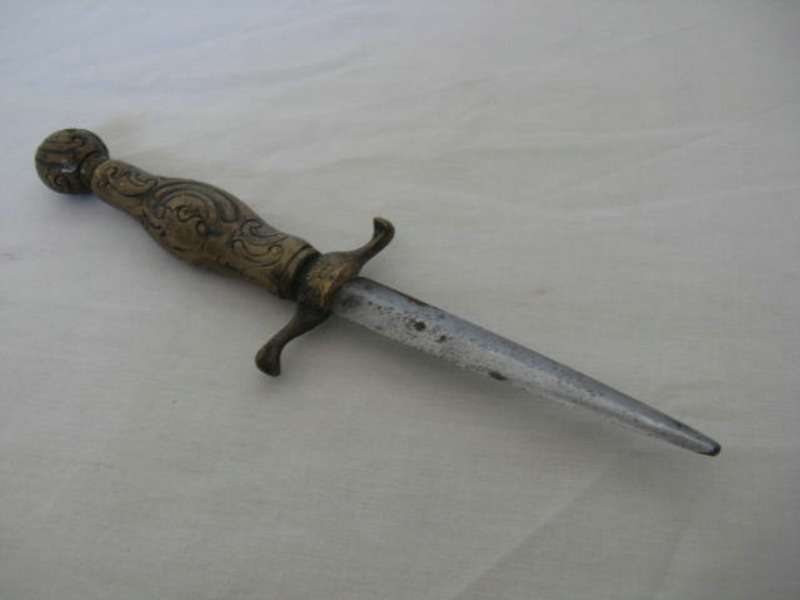 DAGGER. POSSIBLY BRASS HANDLE. L20cm. (CR10)