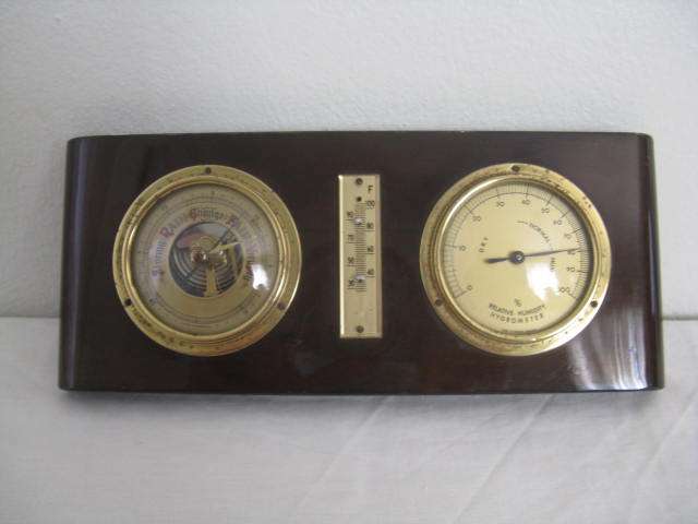 RELATIVE HUMIDITY HYGROMETER. L 23.5cm x W 9.8cm. MERCURY HOLDER MISSING. P&P=R33. (CR37)