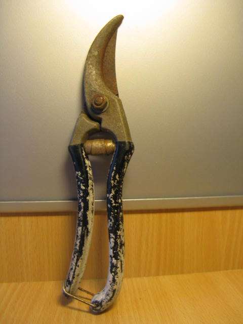 VINTAGE ROMULUS GERMANY ROSE CUTTERS. L 22cm. P&P=R20. (CR6)