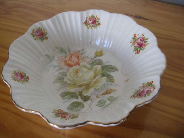 ROYAL ART POTTERY, MADE IN ENGLAND. D 18cm x H 4.3cm.