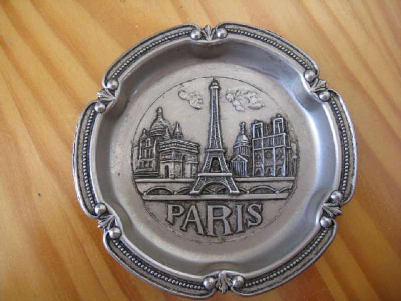 PARIS SOUVENIR ASHTRAY. D 10cm.