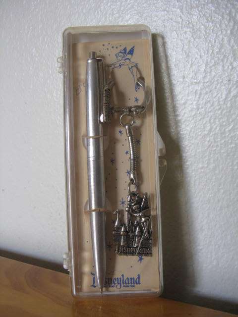 VINTAGE DISNEYLAND KEY RING AND PEN. L 12.8cm.