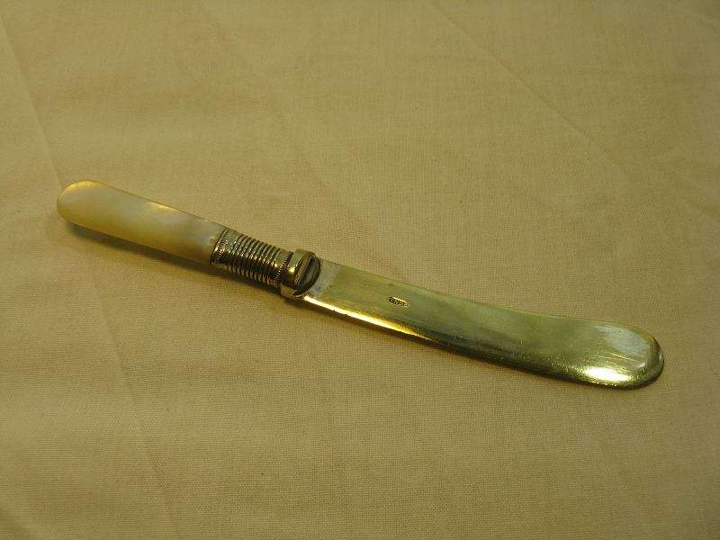VINTAGE EPNS KNIFE WITH POSSIBLY MOTHER OF PEARL HANDLE. L 15 cm.