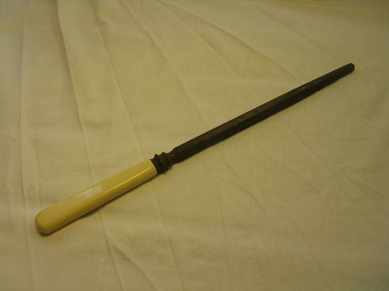 VINTAGE KNIFE SHARPENER. L 32cm.