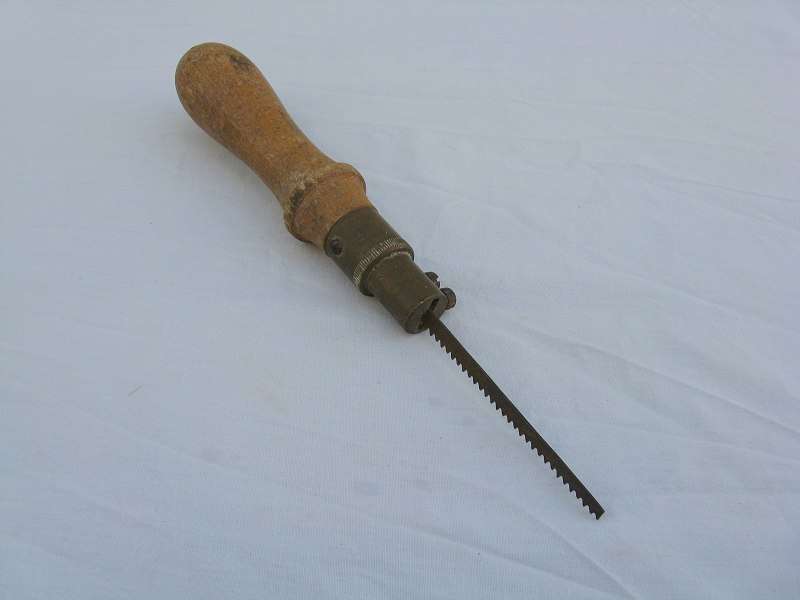 FOOTPRINT KEY HOLE SAW SHEFFIELD ENGLAND. WOODEN HANDLE. L 27cm.