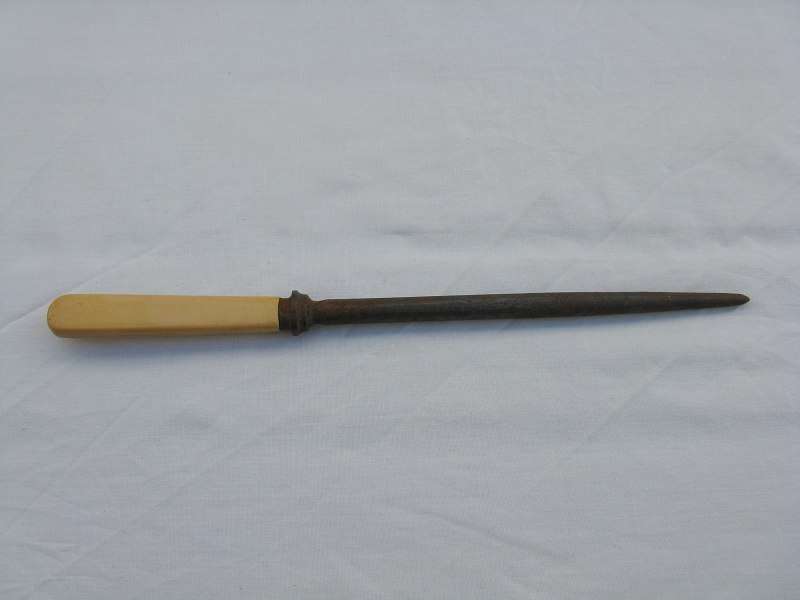 VINTAGE KNIFE SHARPENER. L 28.3 cm.