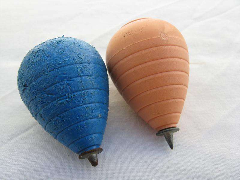 VINTAGE SPINNING TOPS. H 5.5 cm.
