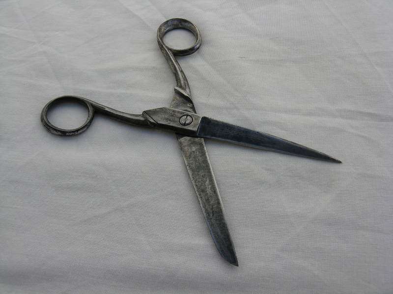 VINTAGE PECIDENA MADE IN ITALY PAIR OF SCISSORS. CUTS WELL BUT HAS A STIFF ACTION. L 18cm.