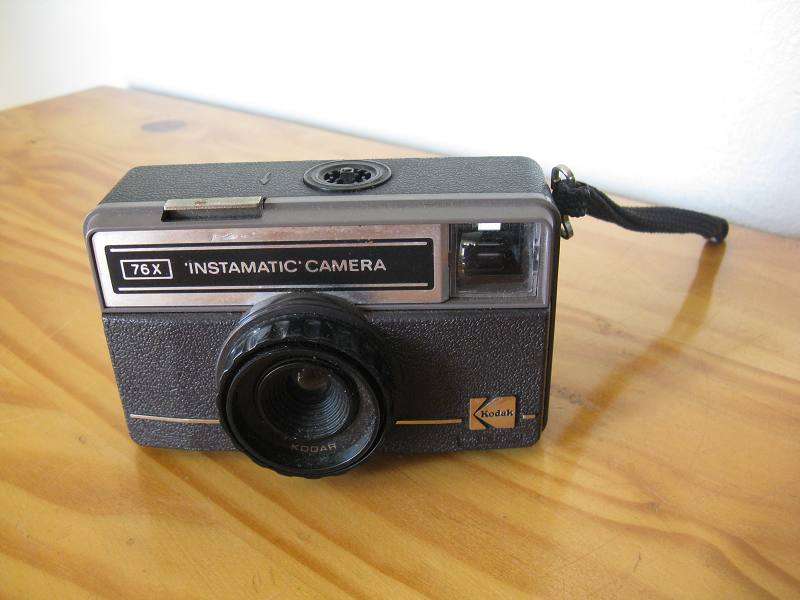 KODAK 'INSTAMATIC' CAMERA 76x. MADE IN ENGLAND. NO FILM. SOLD "AS IS".