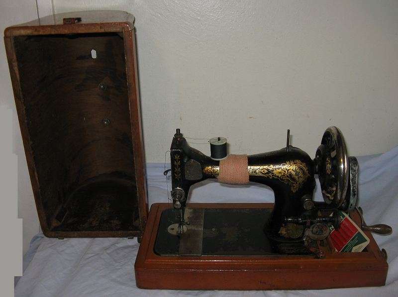 ***REDUCED BY R200***. MADE IN GREAT BRITAIN VINTAGE MANUAL SINGER WITH WOODEN CASE & ACCESSORIES.