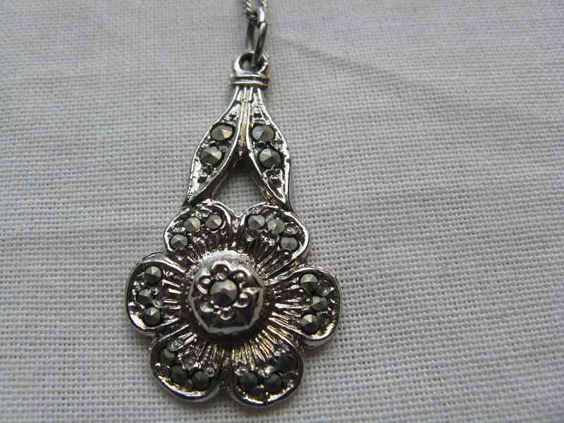 NECKLACE (L 46cm) AND PENDANT (L 2.8cm).