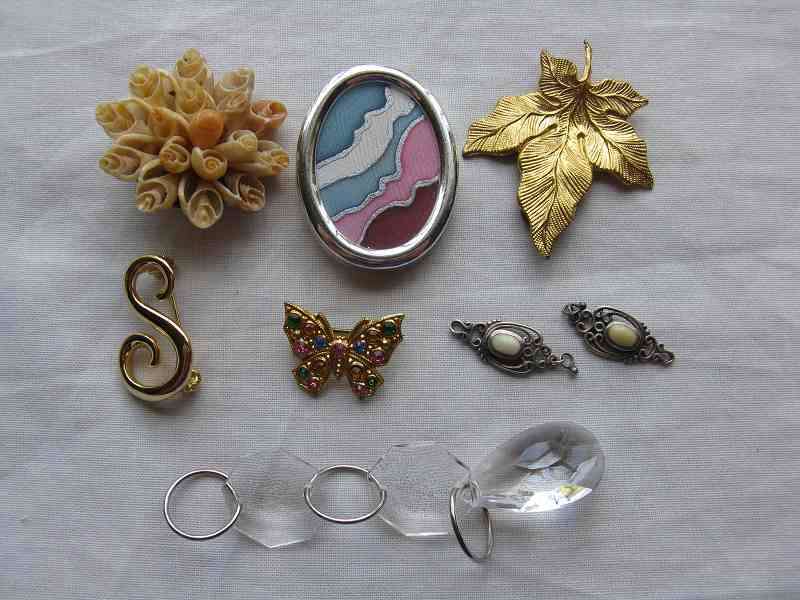 COSTUME JEWELLERY MIXED COMBO. D OF THE SHELL BROACH =3.5cm.