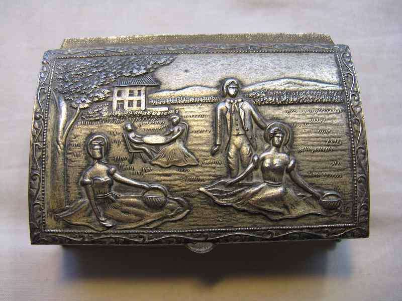 MADE IN JAPAN ORNATE METAL JEWELLERY BOX. L 9.3cm x W 5.9cm x H 3.6cm.