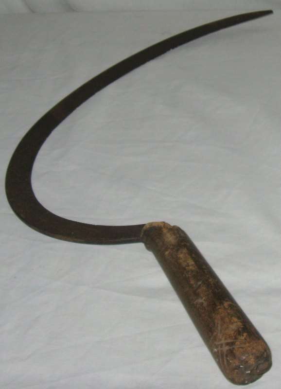VINTAGE HUTTON & CO BY3 MADE IN ENGLAND SICKLE WITH WOODEN HANDLE. WEIGHT=+/-250g. L = +/-38cm.