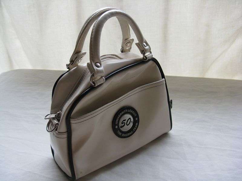 FIFTIES SPORTSWEAR BAG. L 20cm x H (EXCLUDING HANDLES) 15cm x W 8cm.