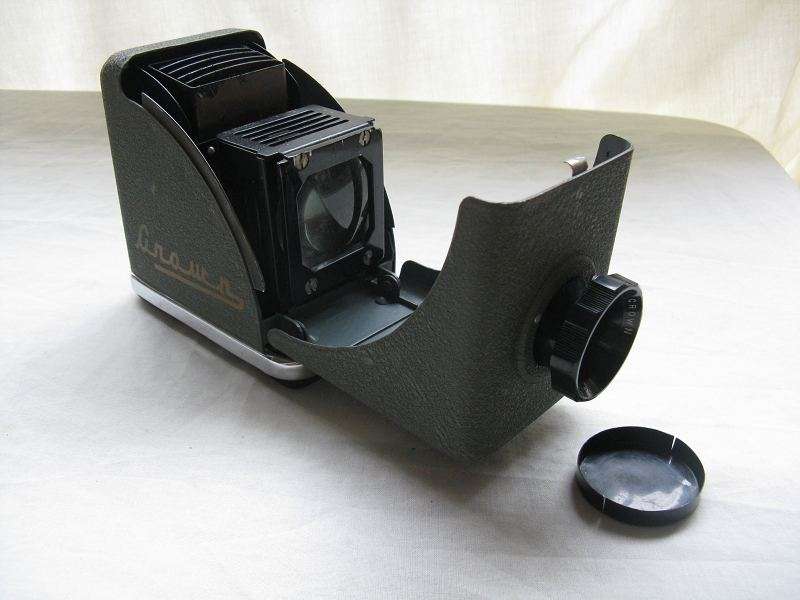 VINTAGE CROWN FOLDING PROJECTOR WITH CROWN 1:3.5 f=80mm LENS. BAG: L18cm x H 14cm x W 8cm.