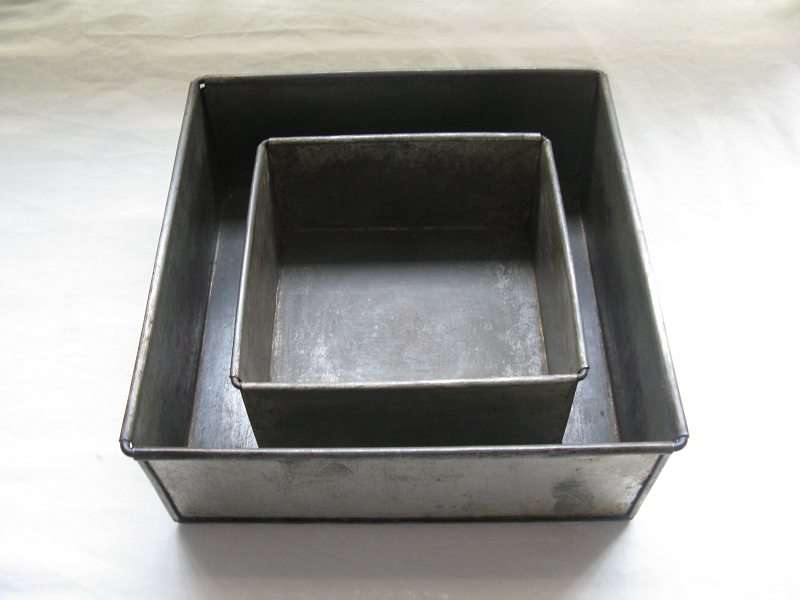 VINTAGE SQUARE CAKE TINS. 2 UNITS. 1 LARGE(L24cm x W24cm x H8.5cm), 1 SMALL(L16cm x W16cm x H7.6cm).