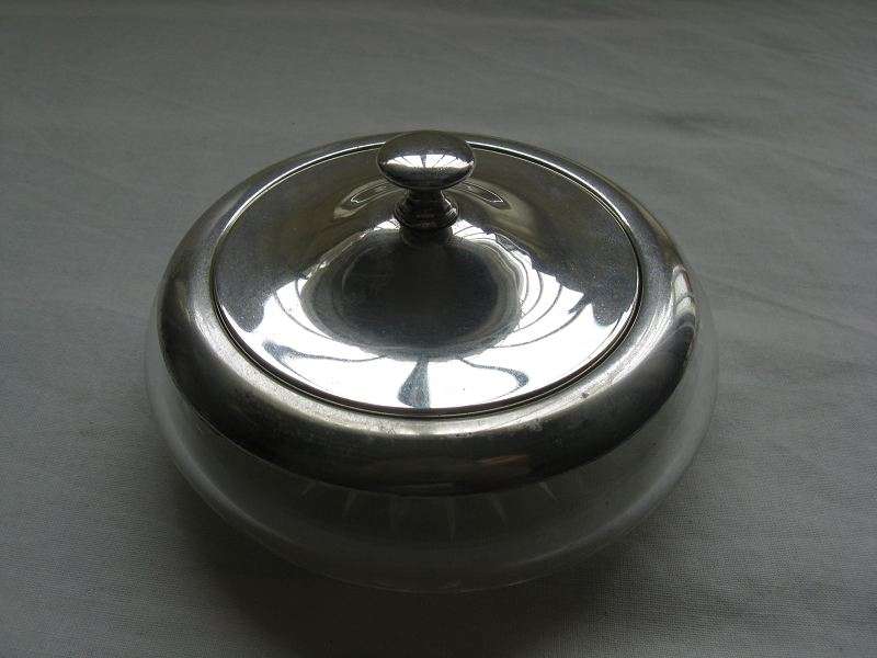 VINTAGE GLASS & STAINLESS STEEL POWDER JAR (D 11cm) WITH INNER MIRROR & APPLICATOR.