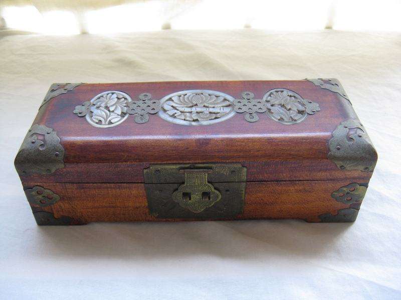 ORNATE MODERN "VINTAGE STYLE" JEWELLERY BOX. L 25cm x W 9.8cm x H 7.5cm.