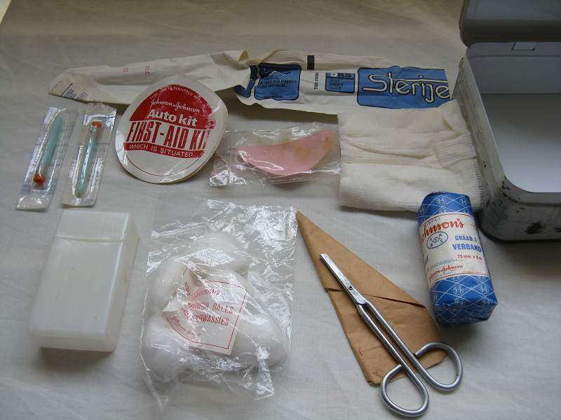 VINTAGE JOHNSON & JOHNSON FIRST AID EERSTEHULP AUTO KIT. L 21.5cm x W 14cm x H 6cm.