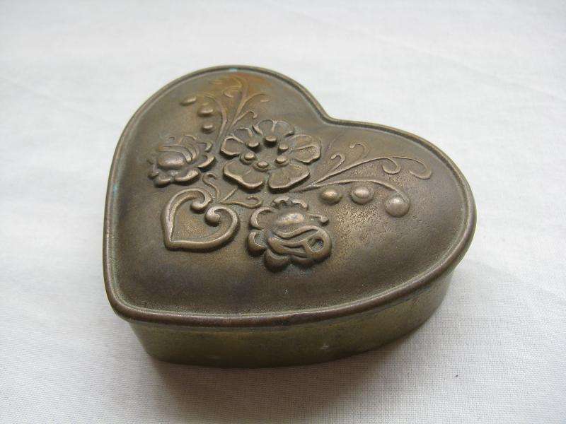 BRASS HEART SHAPED JEWELLERY BOX. H 3cm.