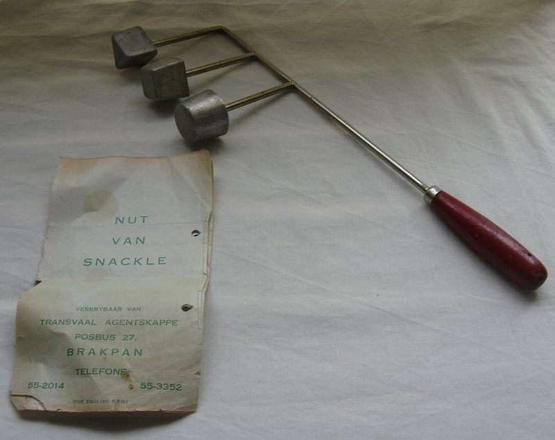 VINTAGE 3-IN-1 SNACKLE IRON. INCLUDES AFRIKAANS/ENGLISH INSTRUCTIONS BROCHURE. L 39cm.
