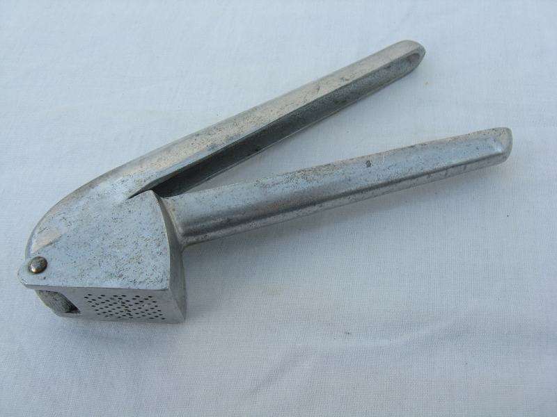 GARLIC CRUSHER. L 15cm.
