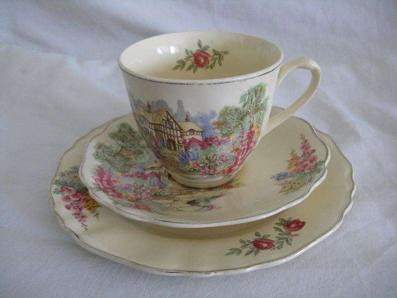 J&G MEAKIN ENGLAND SUNSHINE "KENTISH GARDEN" 1 CUP (H 7.3cm)  & 2 SAUCERS (D 17.5cm, 14.5cm) COMBO.