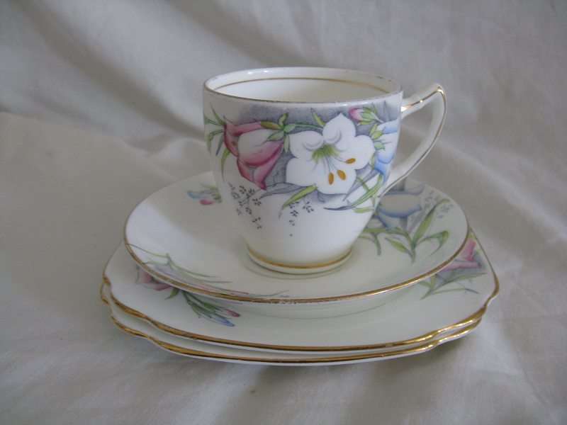 MADE IN ENGLAND FINE BONE BELL CHINA COMBO. CUP (H 7cm) & 3 SAUCERS (ROUND - D 14cm). 4 UNITS.