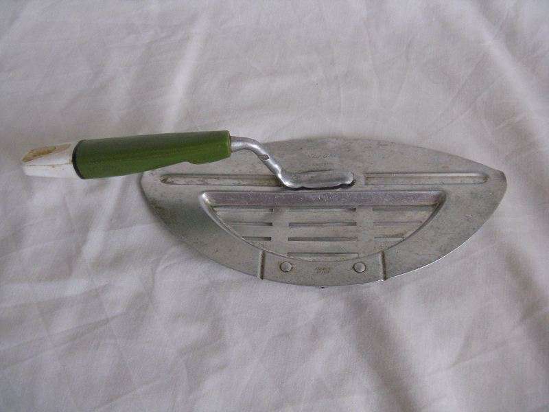 SKYLINE ENGLAND UNUSUAL UTENSIL. PLEASE NOTE WOBBLE BETWEEN HANDLE & CONNECTING SURFACE. L 28cm.