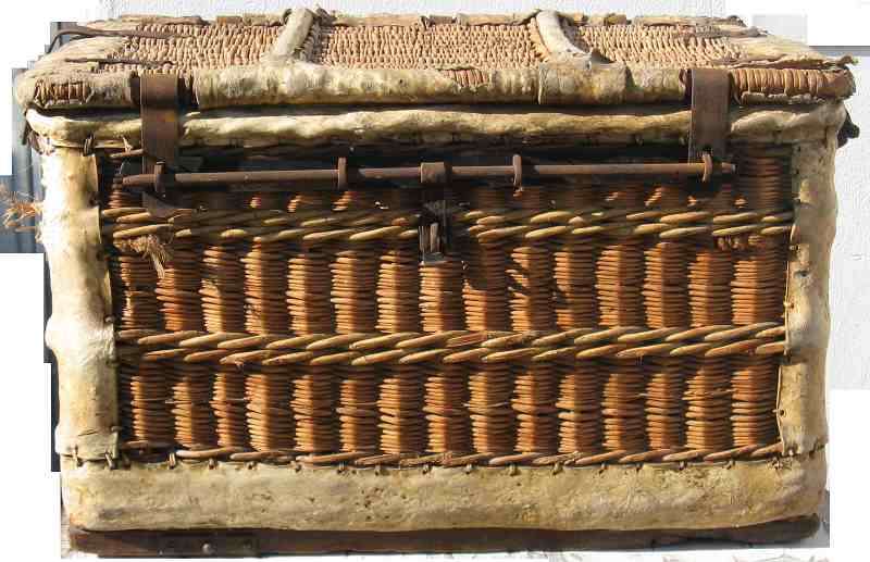 LARGE AND HEAVY ***VERY OLD*** SALESMAN'S CANE & HIDE MERCHANDISE SAMPLES TRAVELLING TRUNK.